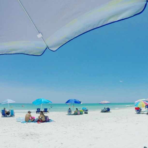 sombrillas gente siesta beach sarasola